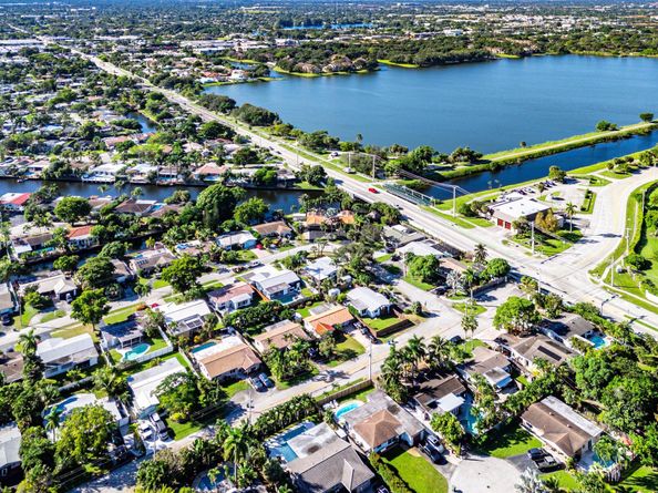 2074 NW 38th Street, Oakland Park FL 33309