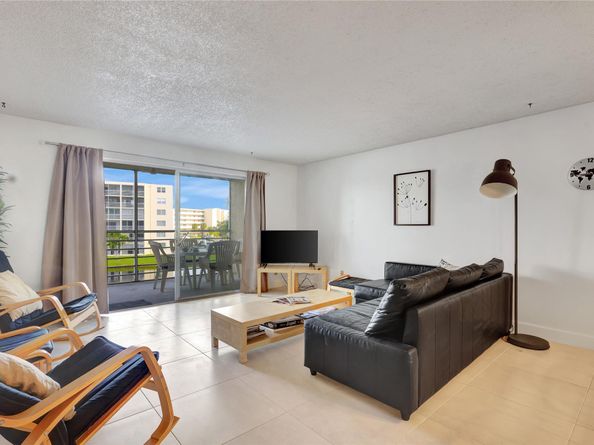 301 SE 3rd St 309, Dania Beach FL 33004