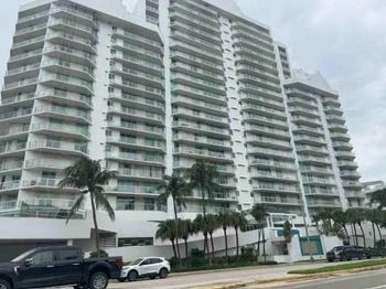 5900 Collins Ave