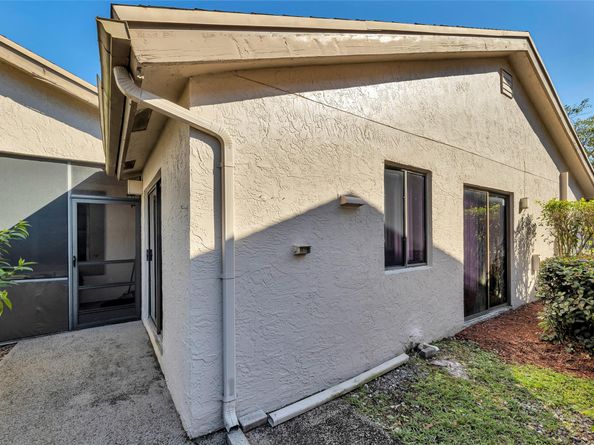 2260 Seagrape Cir, Coconut Creek FL 33066