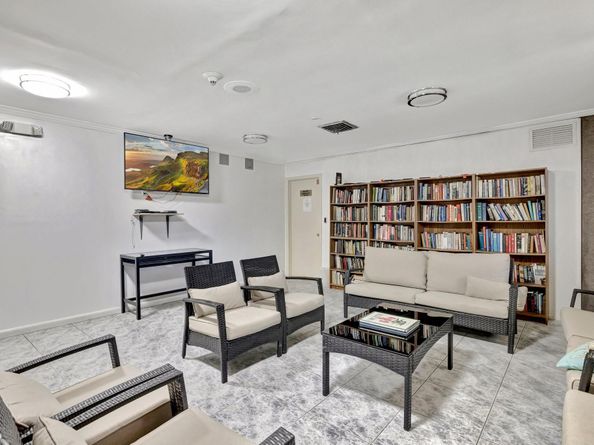 4270 NW 40th St 302, Lauderdale Lakes FL 33319