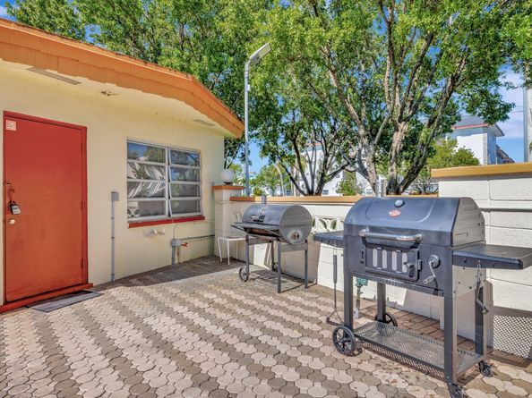 4270 NW 40th St 302, Lauderdale Lakes FL 33319