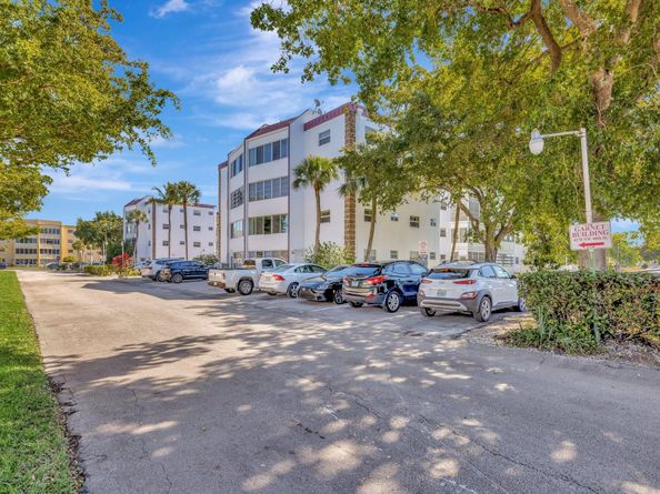 4270 NW 40th St 302, Lauderdale Lakes FL 33319