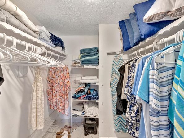 4270 NW 40th St 302, Lauderdale Lakes FL 33319