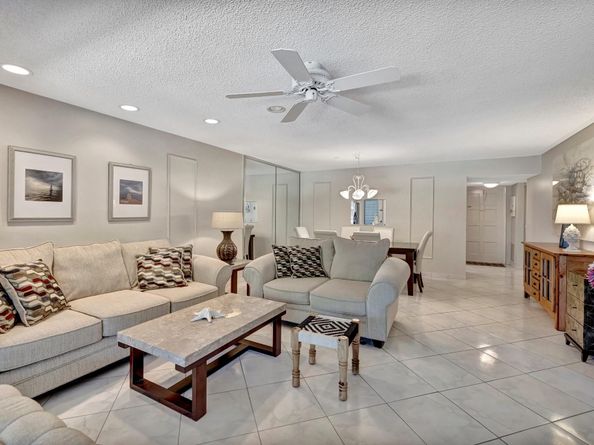 4270 NW 40th St 302, Lauderdale Lakes FL 33319