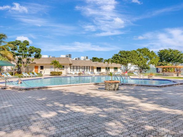 4270 NW 40th St 302, Lauderdale Lakes FL 33319