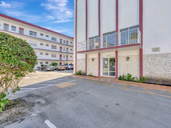 4270 NW 40th St 302, Lauderdale Lakes FL 33319