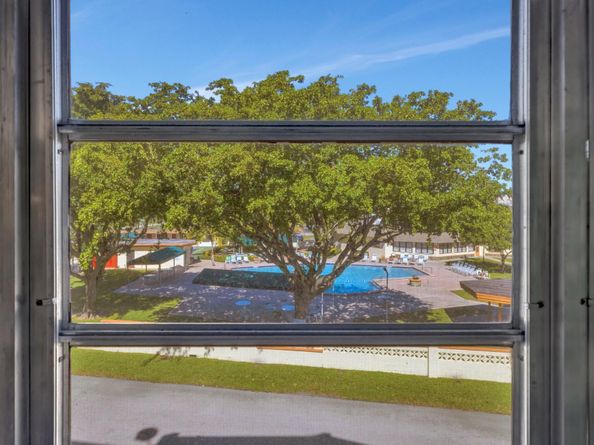 4270 NW 40th St 302, Lauderdale Lakes FL 33319