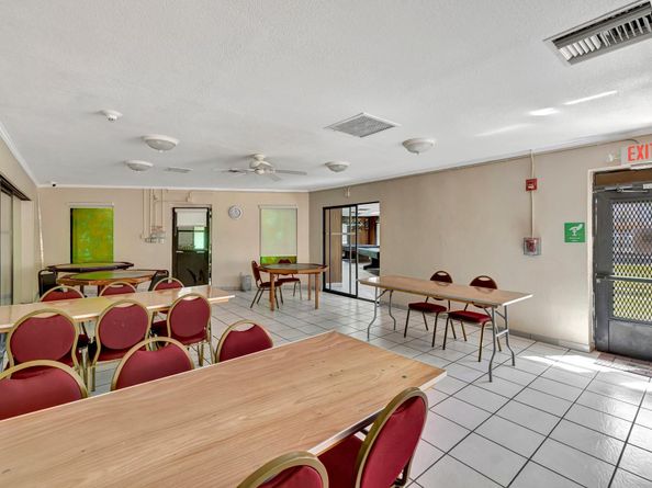 4270 NW 40th St 302, Lauderdale Lakes FL 33319