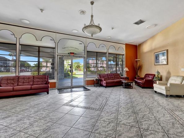 4270 NW 40th St 302, Lauderdale Lakes FL 33319