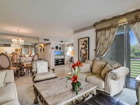 9340 Lagoon Pl 209, Davie FL 33324