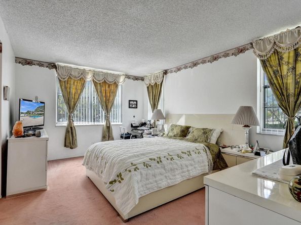 9340 Lagoon Pl 209, Davie FL 33324