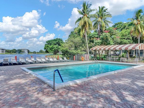 9340 Lagoon Pl 209, Davie FL 33324