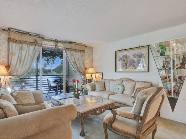 9340 Lagoon Pl 209, Davie FL 33324