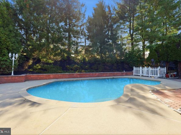 4421 Roselyn Lane, Bensalem PA 19020