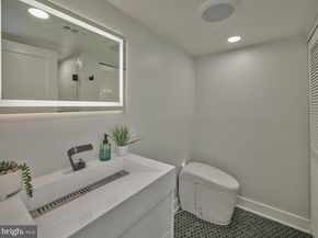 18 Saint James Court, Philadelphia PA 19106