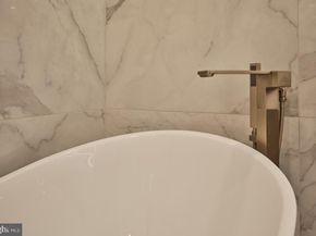 18 Saint James Court, Philadelphia PA 19106