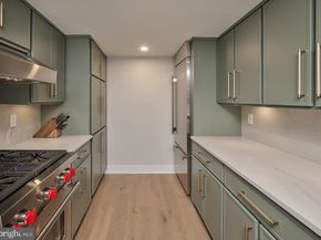 18 Saint James Court, Philadelphia PA 19106