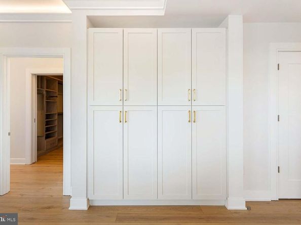 6718 Lowell Avenue 702, Mclean VA 22101