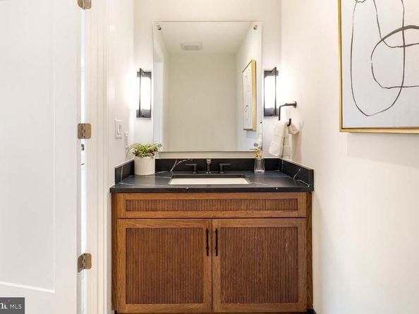 6718 Lowell Avenue 702, Mclean VA 22101