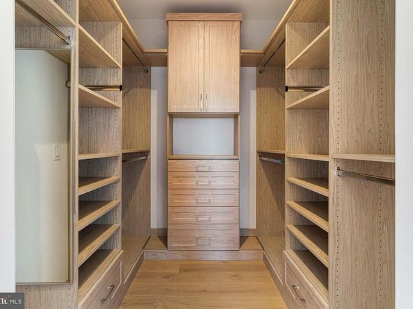 6718 Lowell Avenue 702, Mclean VA 22101