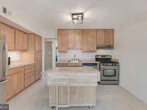 1623 Parkcrest Circle 9B/300, Reston VA 20190