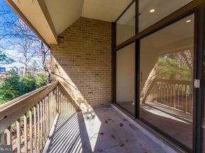 1623 Parkcrest Circle 9B/300, Reston VA 20190