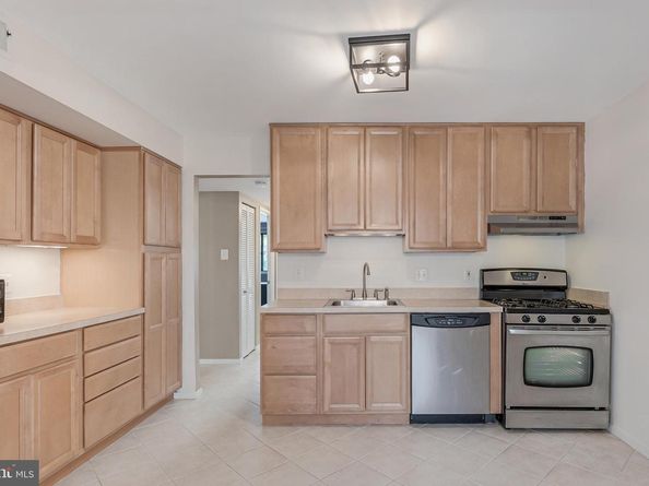 1623 Parkcrest Circle 9B/300, Reston VA 20190