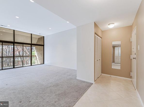 1623 Parkcrest Circle 9B/300, Reston VA 20190