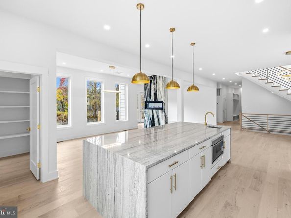 719 Meadow Lane SW, Vienna VA 22180