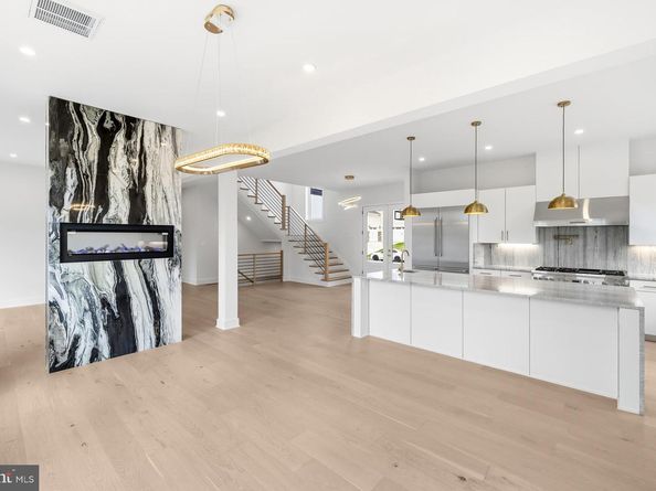 719 Meadow Lane SW, Vienna VA 22180