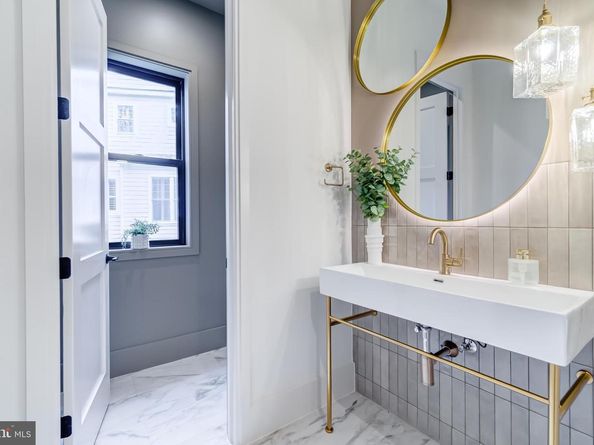 913 Symphony Circle SW, Vienna VA 22180