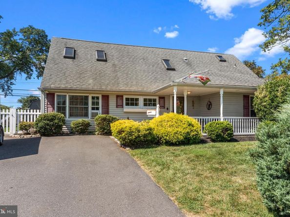 21 Downhill Road, Levittown PA 19056