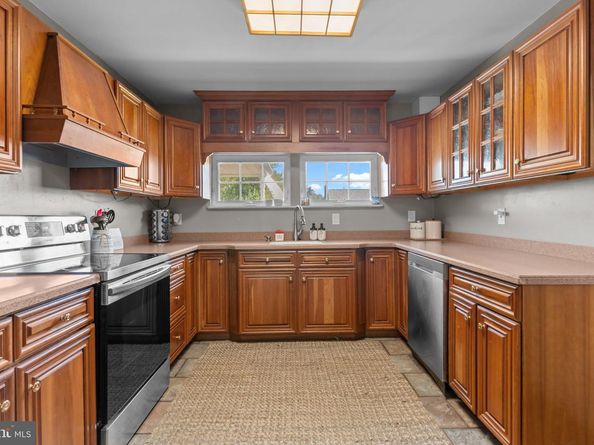 21 Downhill Road, Levittown PA 19056