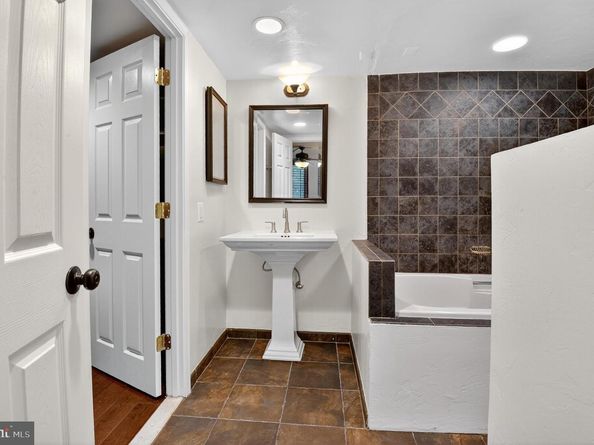 1099 22nd Street NW 304, Washington DC 20037