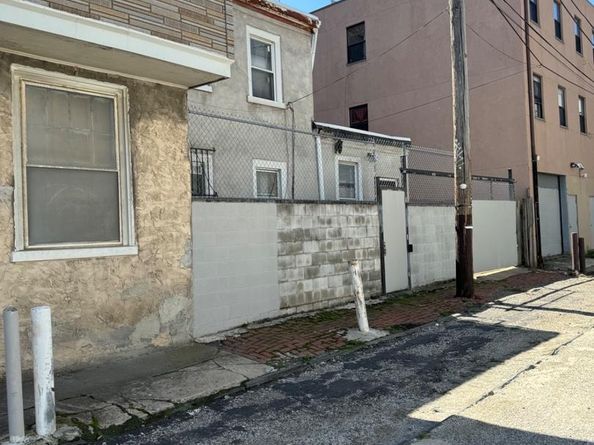 332 N 10TH Street, Philadelphia PA 19107