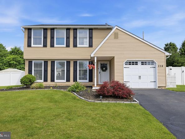 228 Hampton Drive, Langhorne PA 19047