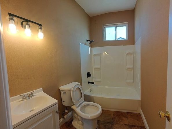 1402 E O, Wilmington (los Angeles) CA 90744