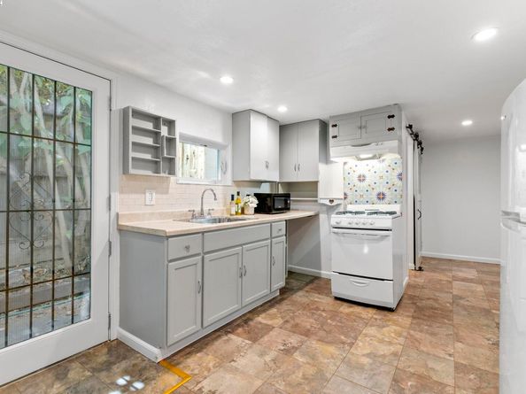 1034 E 21St St, Oakland CA 94606