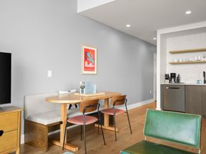 48 East Ave 2004, Austin TX 78701