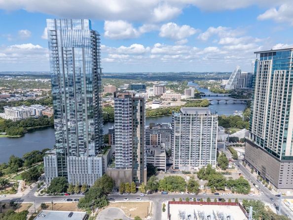 48 East Ave 2004, Austin TX 78701