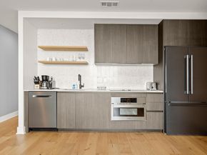 48 East Ave 2004, Austin TX 78701