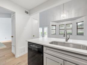 2001 Parker LN 129, Austin TX 78741