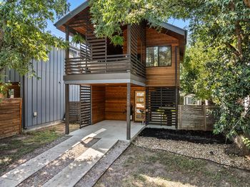 1001 Juanita ST