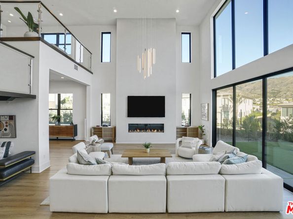 11862 N Hillsborough Lane, Porter Ranch CA 91326