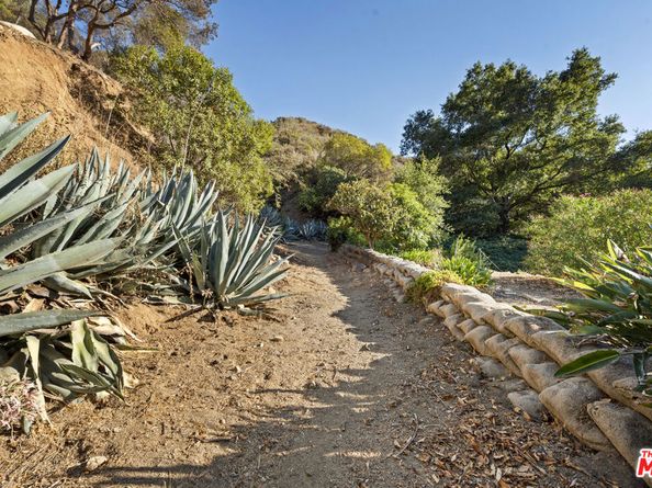 840 Country Club Drive, Burbank CA 91501