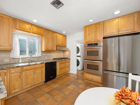 3906 S Victoria Avenue, View Park CA 90008