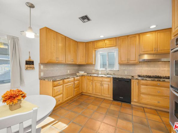 3906 S Victoria Avenue, View Park CA 90008