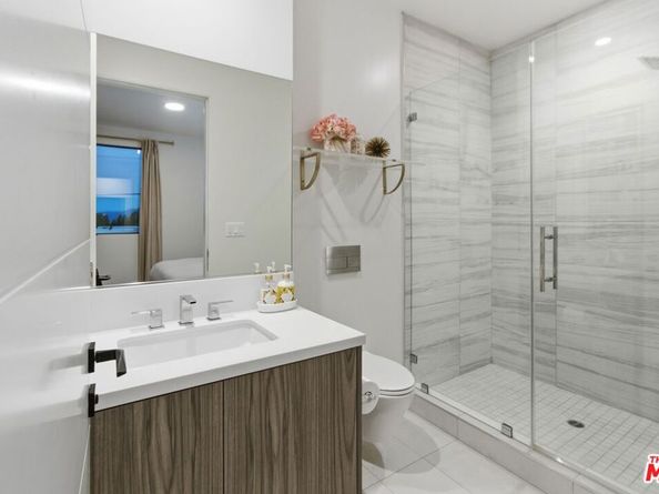 6707 N Sepulveda Boulevard, Van Nuys CA 91411