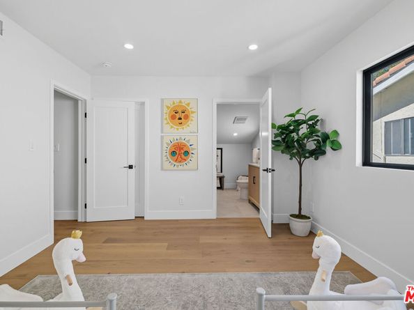 5032 Bluebell Avenue, Valley Village CA 91607